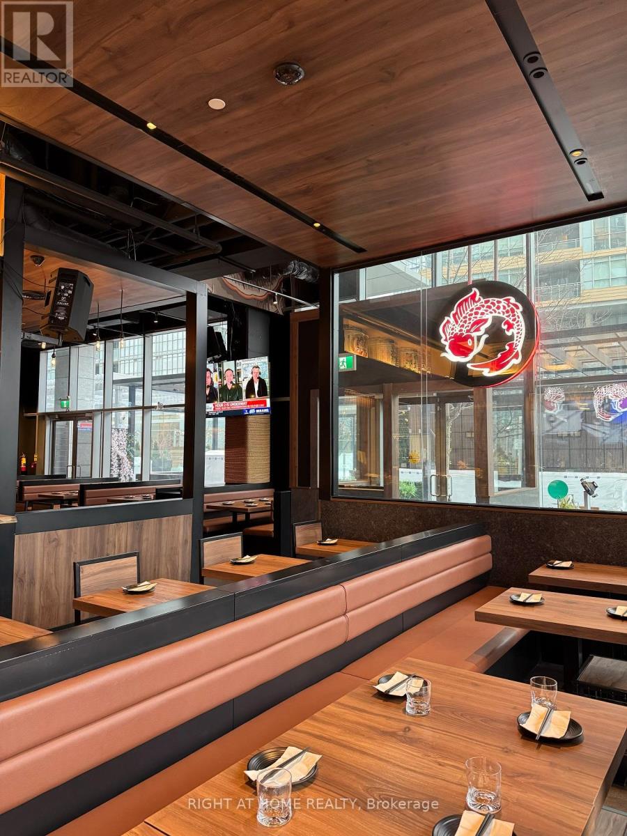 92 Fort York Boulevard, Toronto, Ontario  M5V 4A7 - Photo 3 - C12858558