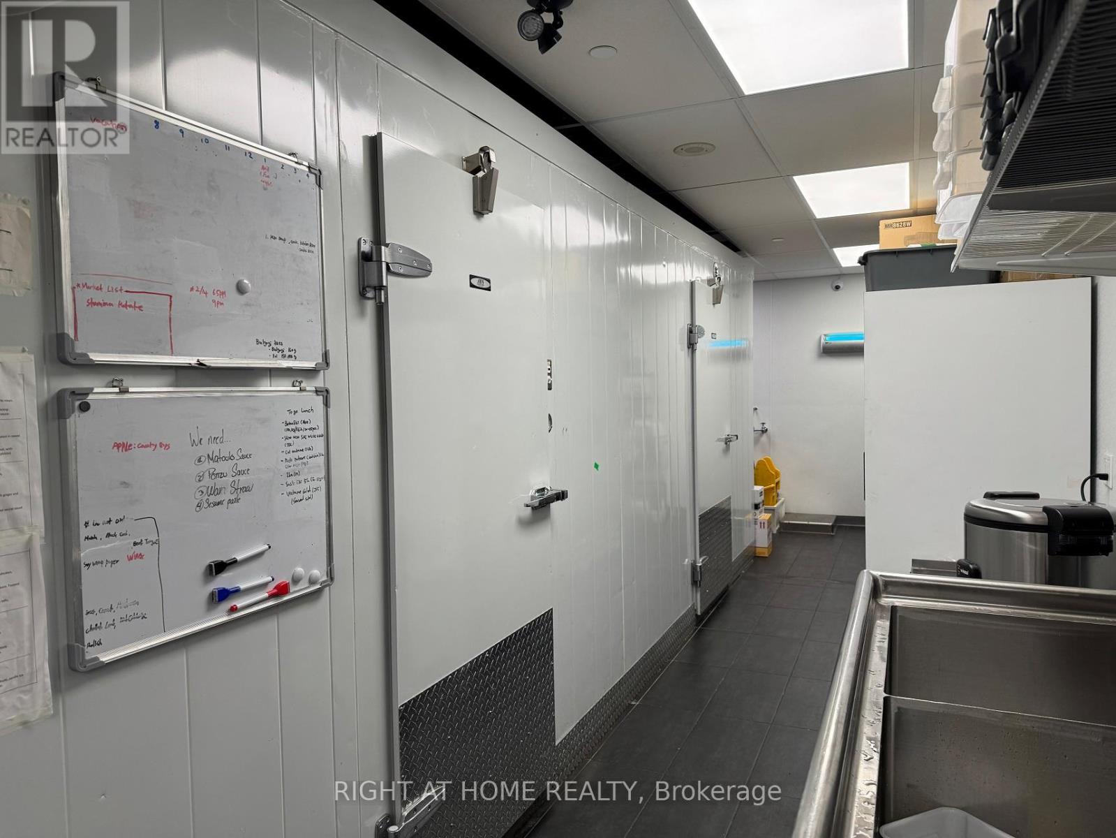 92 Fort York Boulevard, Toronto, Ontario  M5V 4A7 - Photo 6 - C12858558