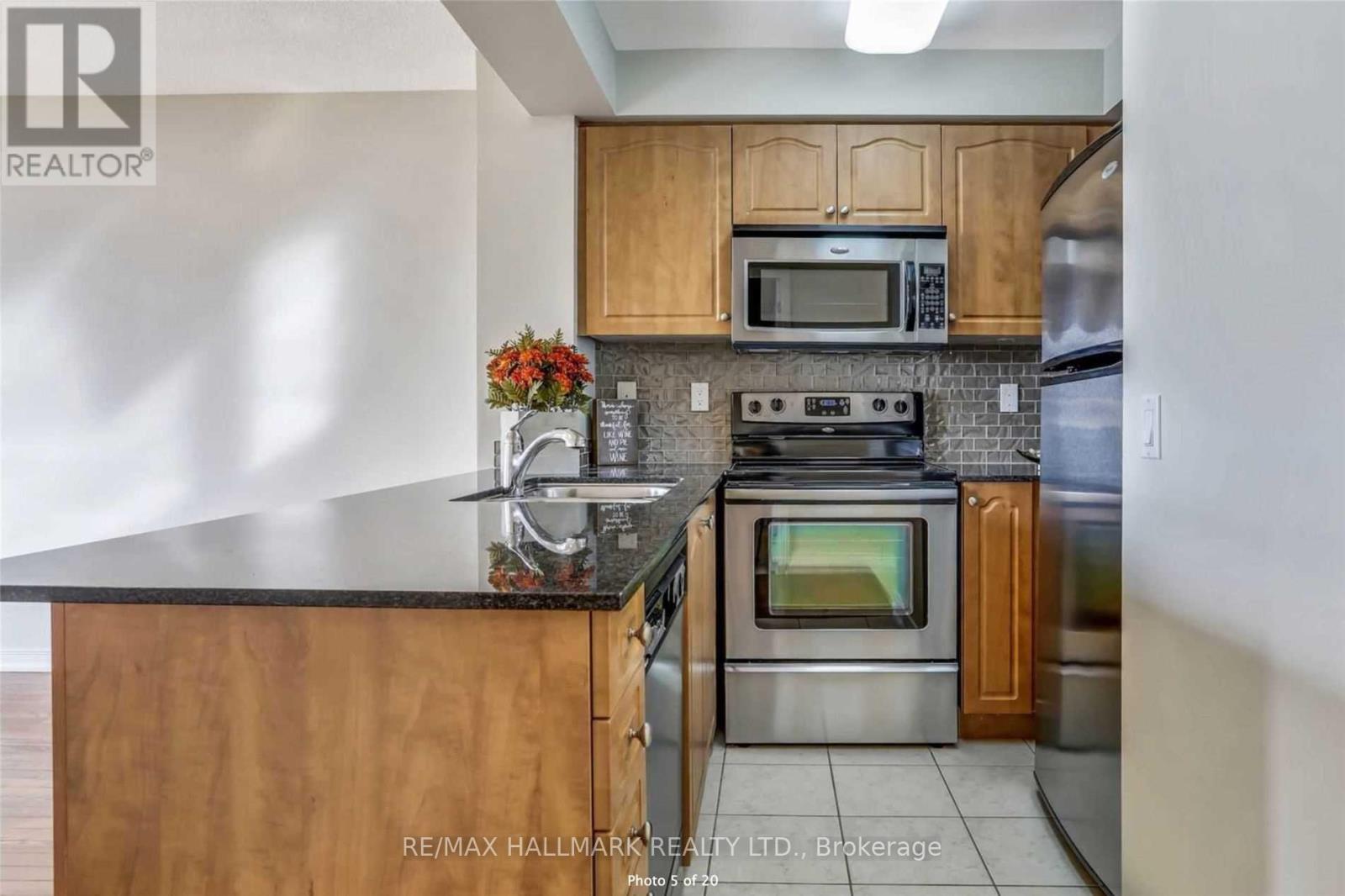 601 - 310 Red Maple Road, Richmond Hill, Ontario  L4C 0T7 - Photo 3 - N12858638