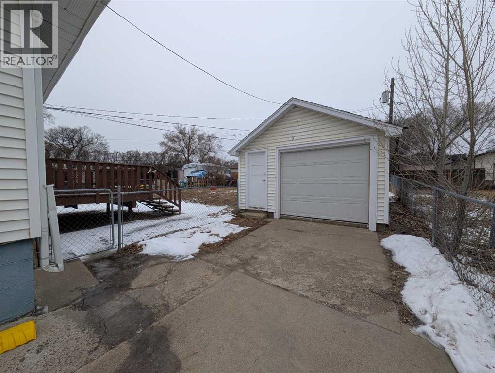 60 6 Street Sw, Medicine Hat, Alberta T1A 4H8 - Photo 3 - A2290698