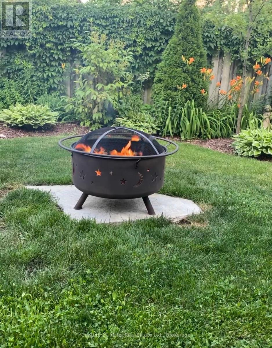 2142 Meadowglen Drive, Oakville, Ontario  L6M 4C8 - Photo 39 - W12829702