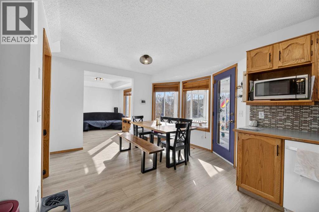 592 Meadowbrook Bay Se, Airdrie, Alberta  T4A 2A9 - Photo 8 - A2290512