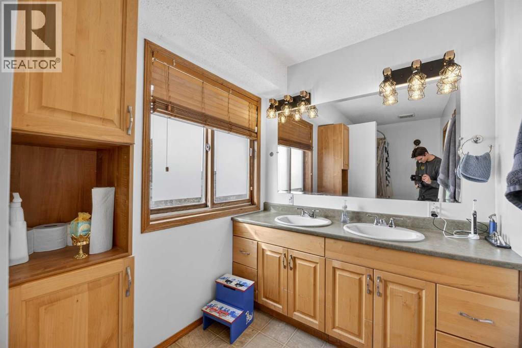 592 Meadowbrook Bay Se, Airdrie, Alberta  T4A 2A9 - Photo 20 - A2290512