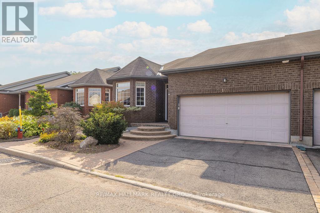 104 Bartlett Private, Ottawa, Ontario  K1V 2A8 - Photo 2 - X12858794