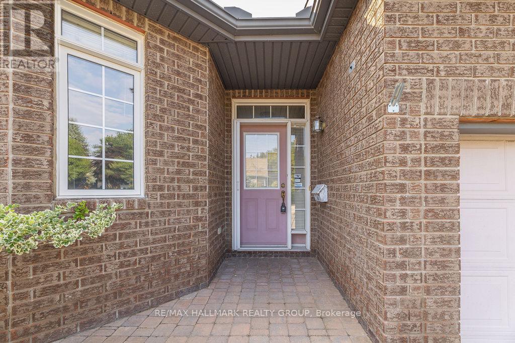 104 Bartlett Private, Ottawa, Ontario  K1V 2A8 - Photo 3 - X12858794
