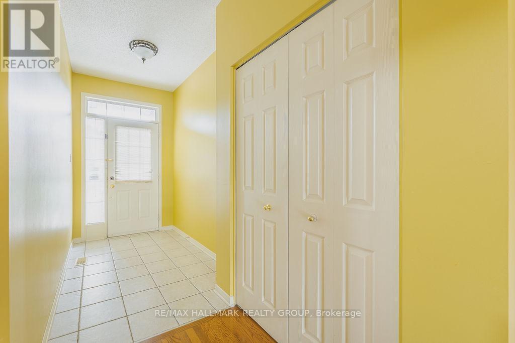 104 Bartlett Private, Ottawa, Ontario  K1V 2A8 - Photo 4 - X12858794