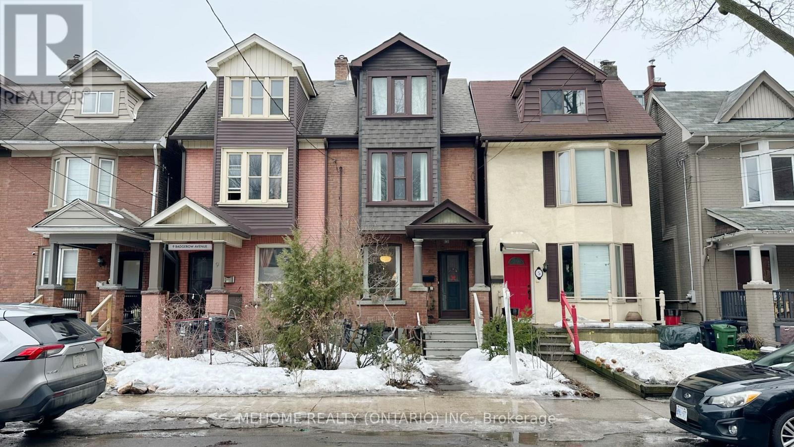 <div class="slider-price">$1,329,000</div><p>7 Badgerow Avenue, Toronto, Ontario</p>