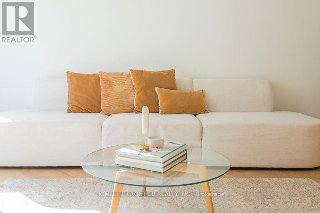 127 Glenvale Boulevard, Toronto, Ontario  M4G 2W1 - Photo 3 - C12858840