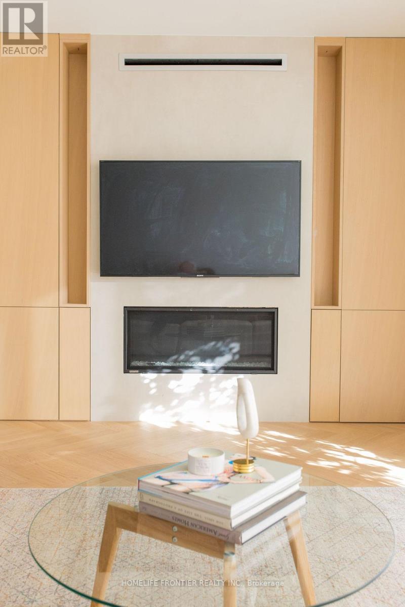 127 Glenvale Boulevard, Toronto, Ontario  M4G 2W1 - Photo 4 - C12858840