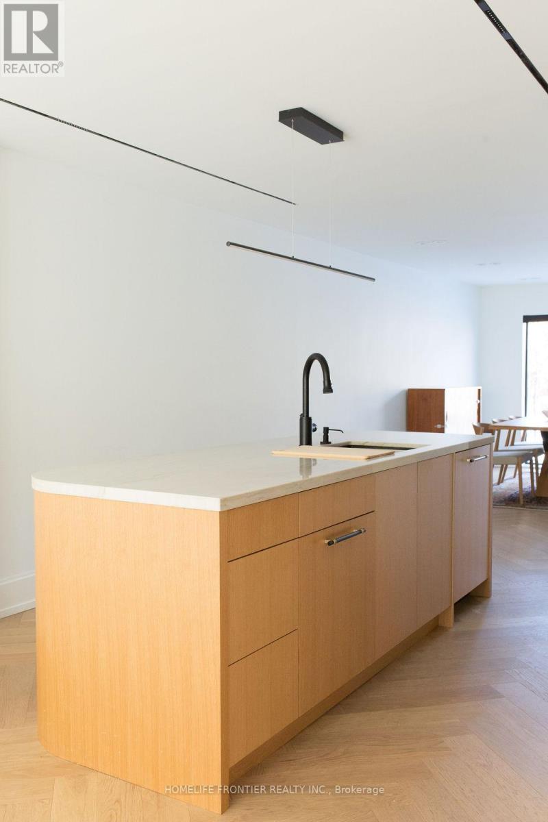 127 Glenvale Boulevard, Toronto, Ontario  M4G 2W1 - Photo 5 - C12858840