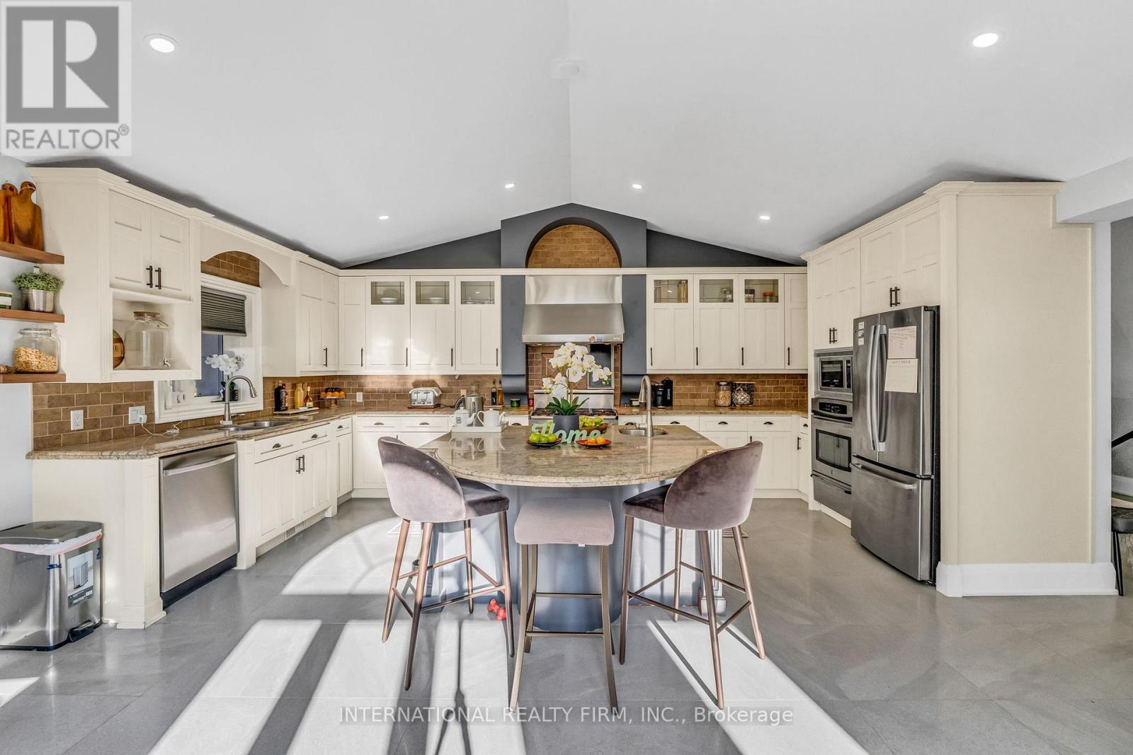 1049 Indian Rd Road, Mississauga, Ontario  L5H 1R6 - Photo 12 - W12858870