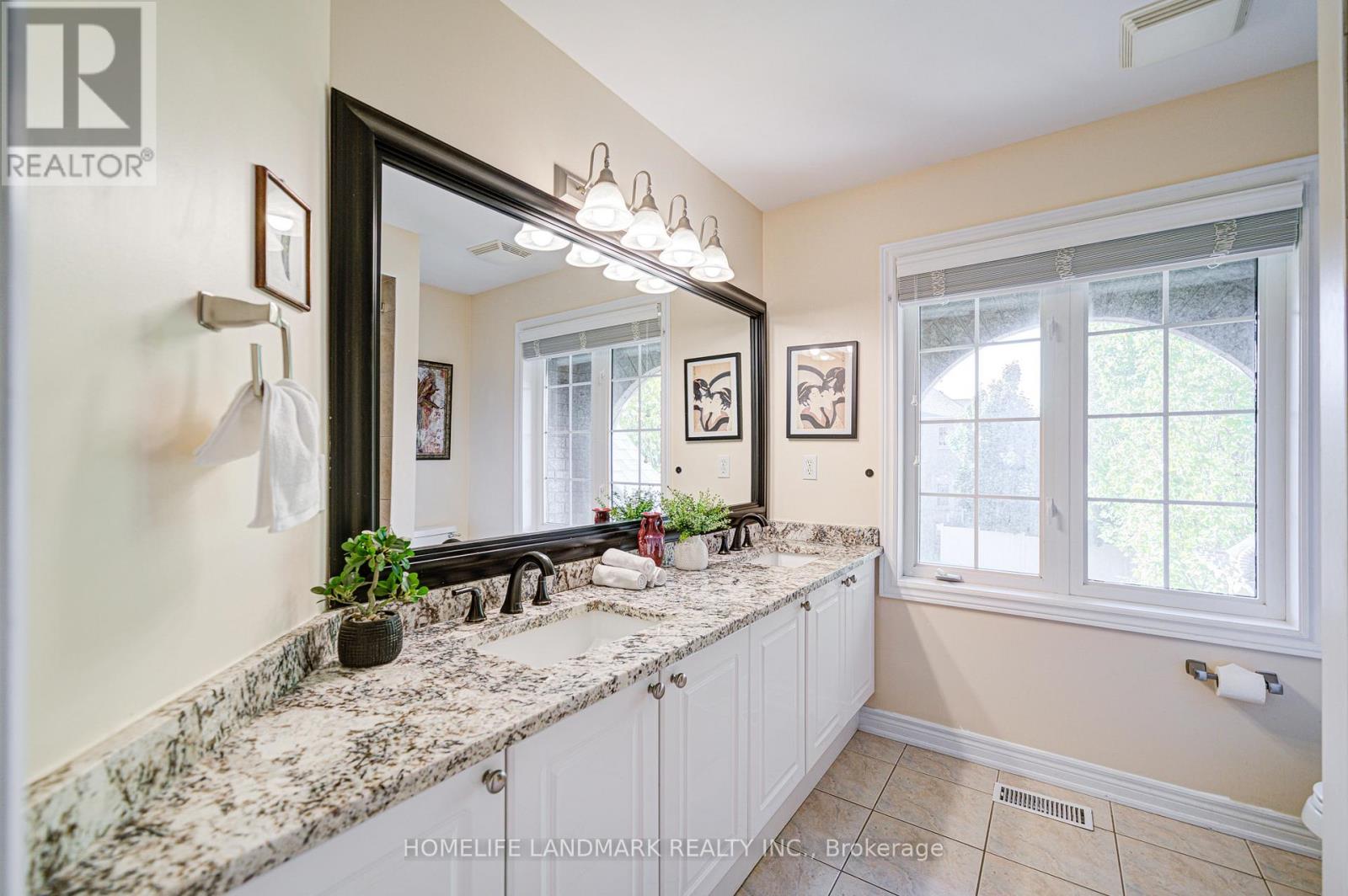 1388 Pinery Crescent, Oakville, Ontario  L6H 7J7 - Photo 34 - W12858900