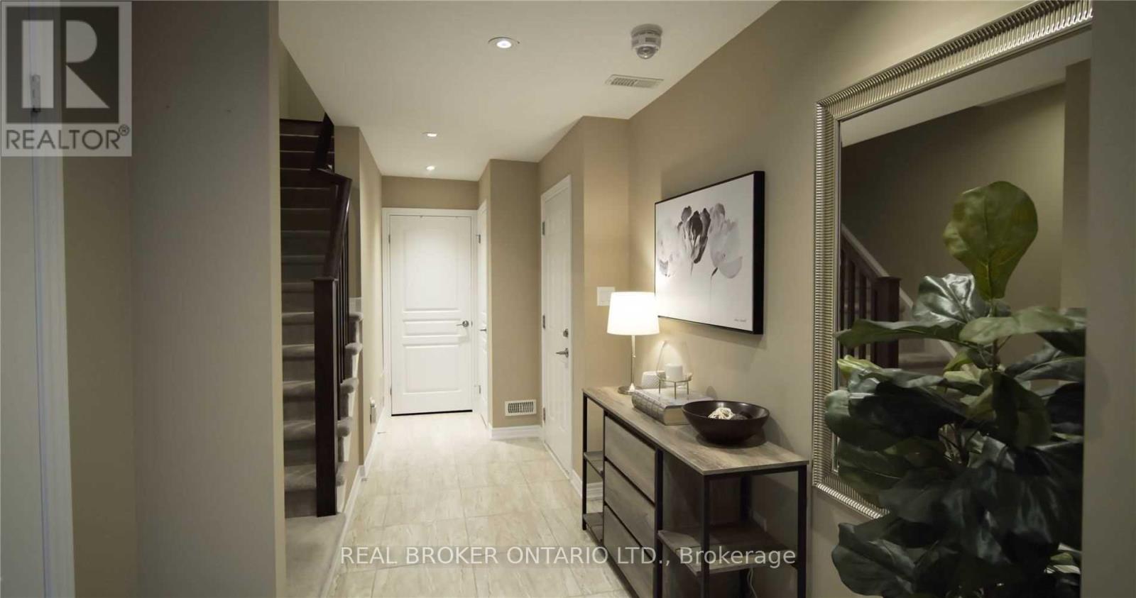 3102 Biltmore Common, Oakville, Ontario  L6H 0R2 - Photo 2 - W12858936