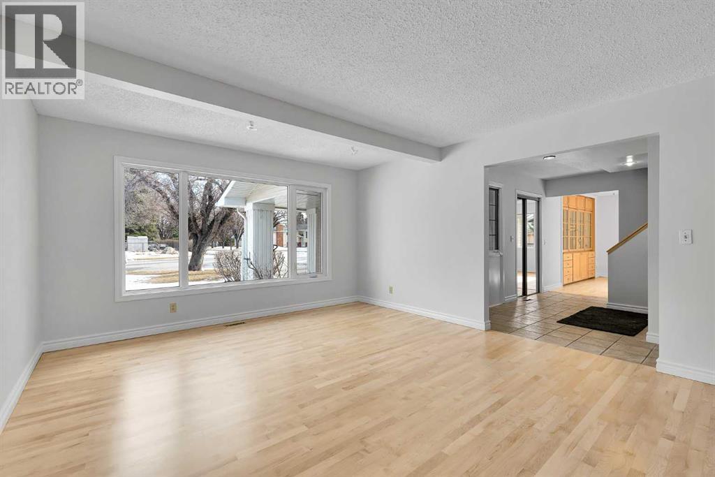 815 Woodpark Way Sw, Calgary, Alberta  T2W 2T9 - Photo 7 - A2288229