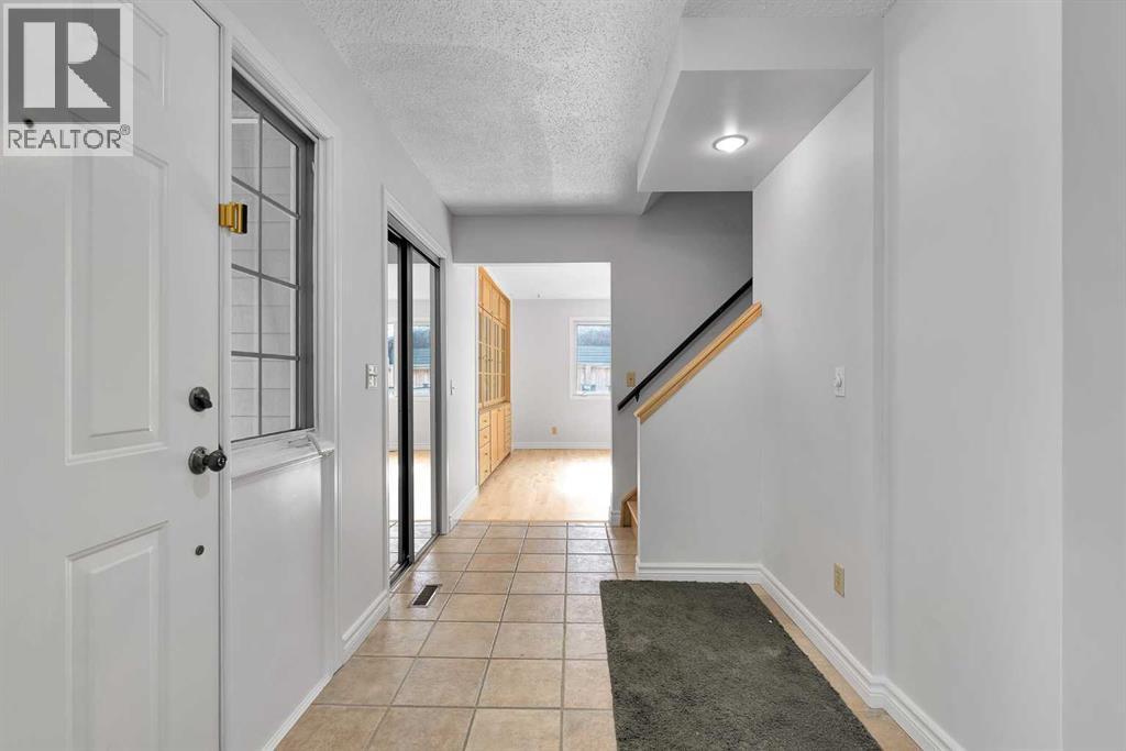 815 Woodpark Way Sw, Calgary, Alberta  T2W 2T9 - Photo 3 - A2288229