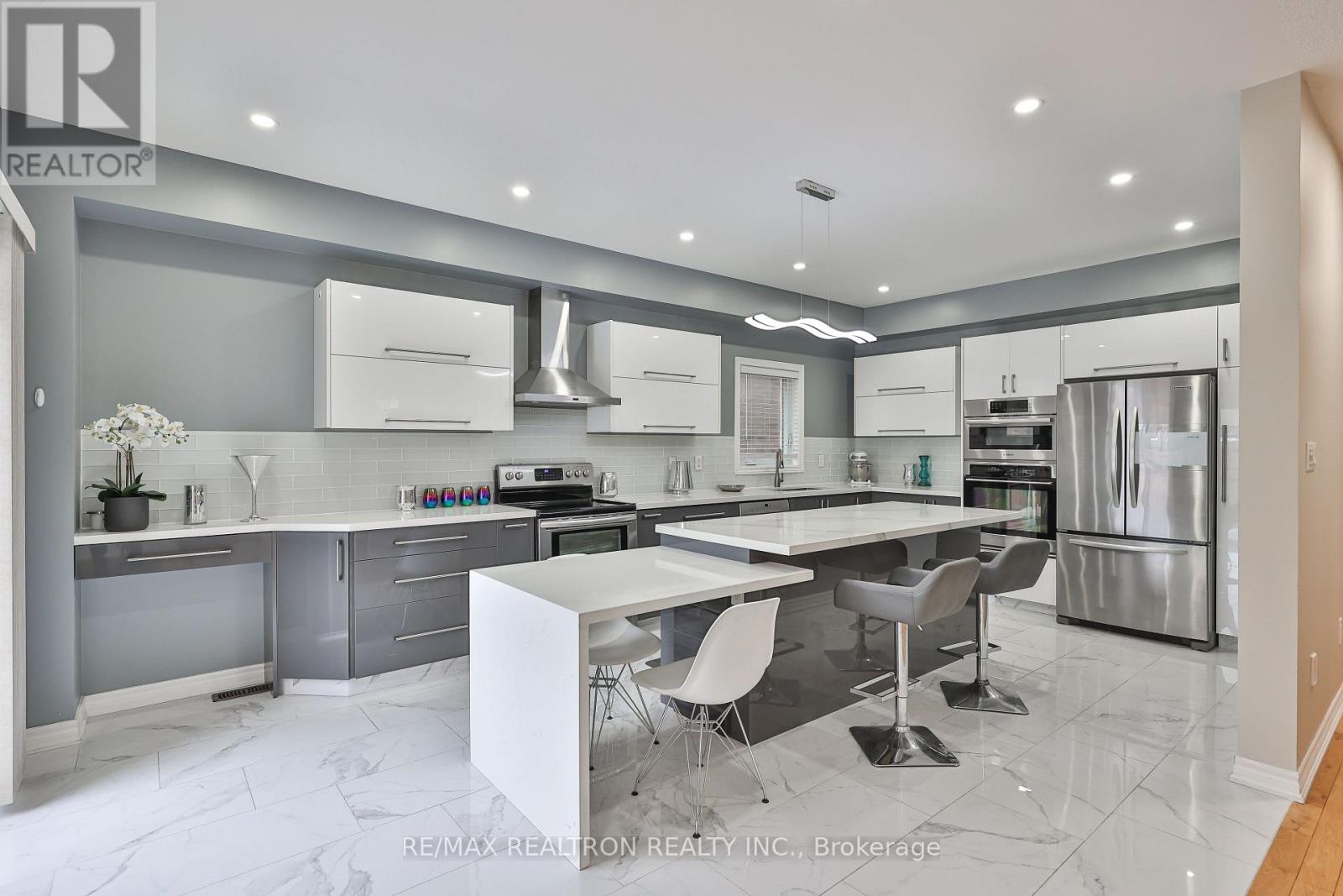 16 Mckenzie Way, Bradford West Gwillimbury, Ontario  L3Z 0K1 - Photo 10 - N12858944