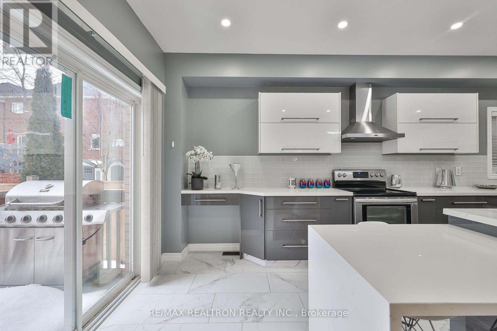 16 Mckenzie Way, Bradford West Gwillimbury, Ontario  L3Z 0K1 - Photo 15 - N12858944