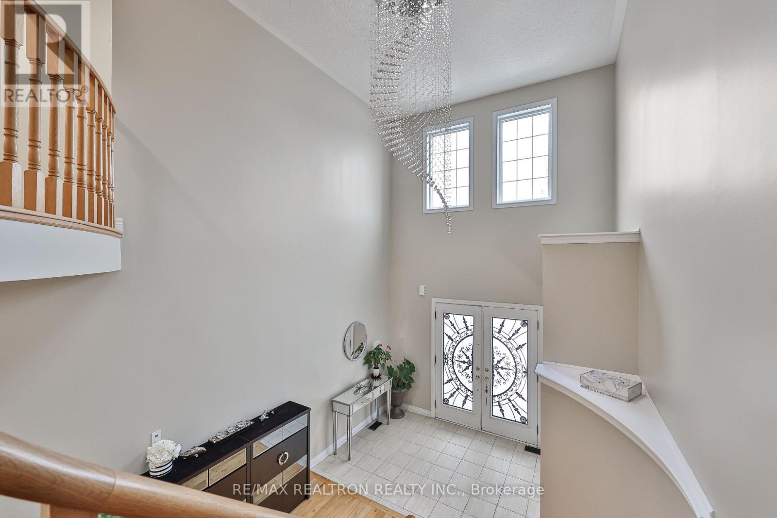 16 Mckenzie Way, Bradford West Gwillimbury, Ontario  L3Z 0K1 - Photo 2 - N12858944