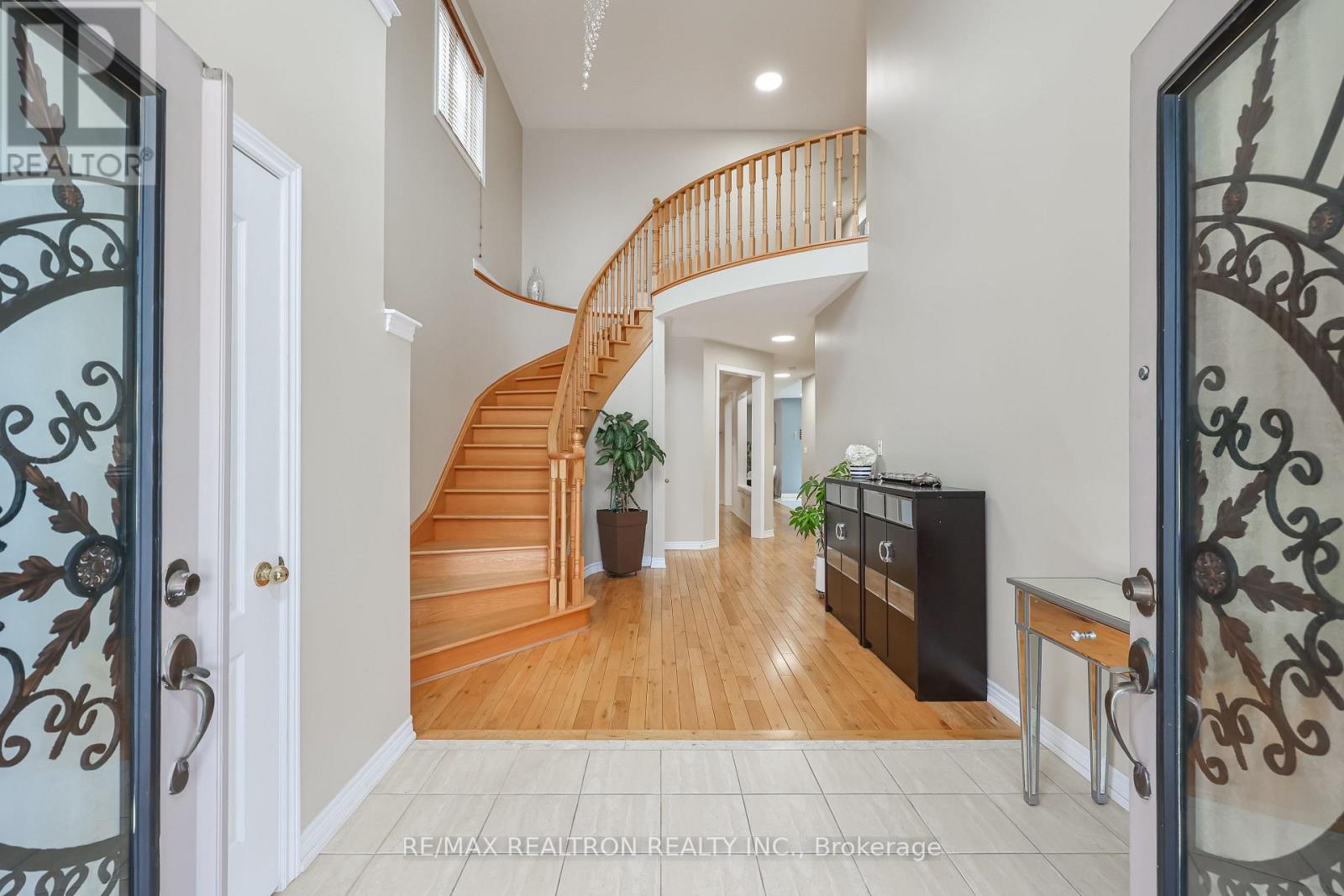 16 Mckenzie Way, Bradford West Gwillimbury, Ontario  L3Z 0K1 - Photo 3 - N12858944