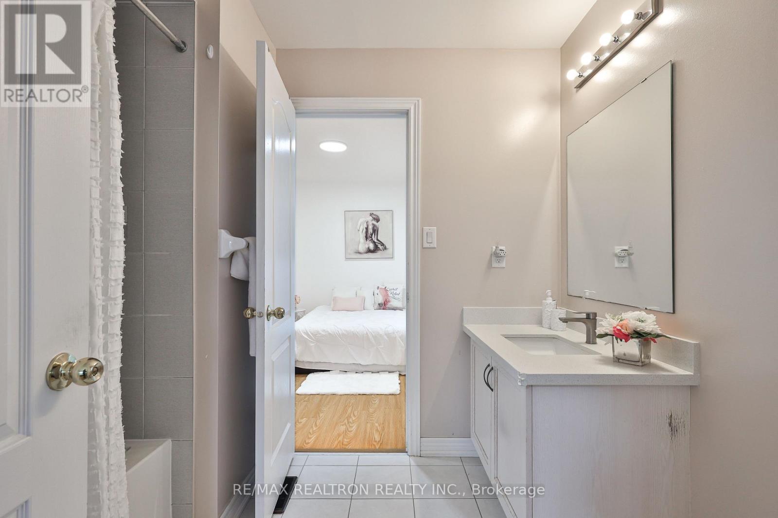 16 Mckenzie Way, Bradford West Gwillimbury, Ontario  L3Z 0K1 - Photo 32 - N12858944