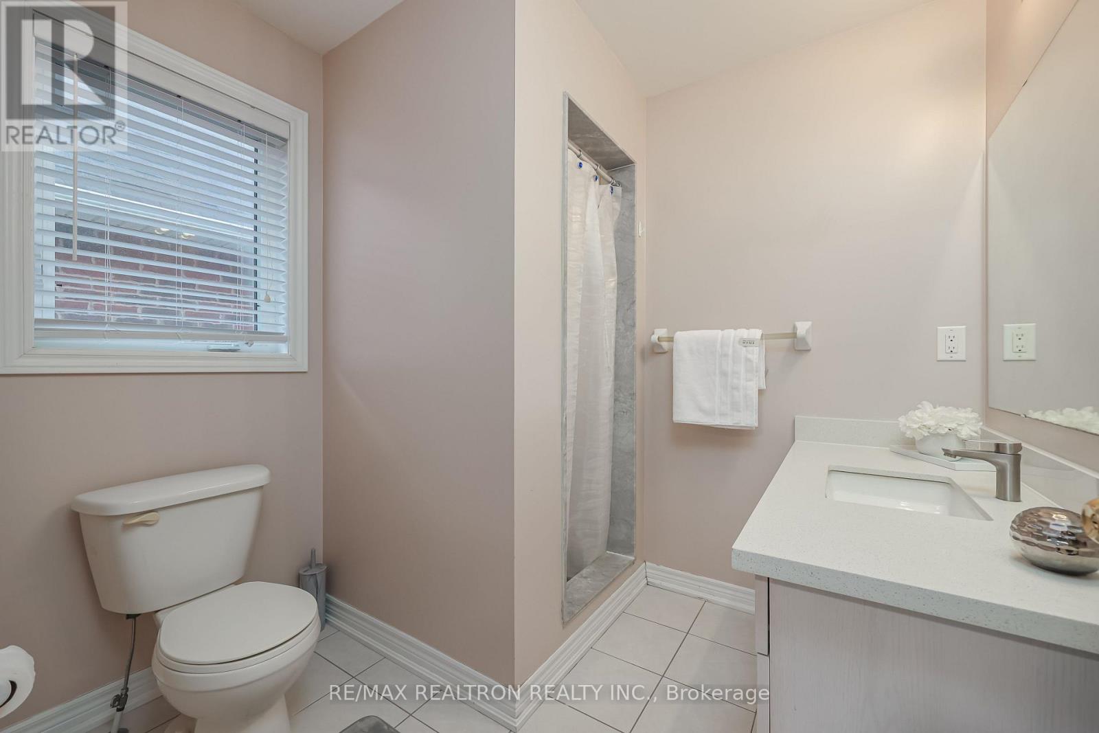 16 Mckenzie Way, Bradford West Gwillimbury, Ontario  L3Z 0K1 - Photo 37 - N12858944