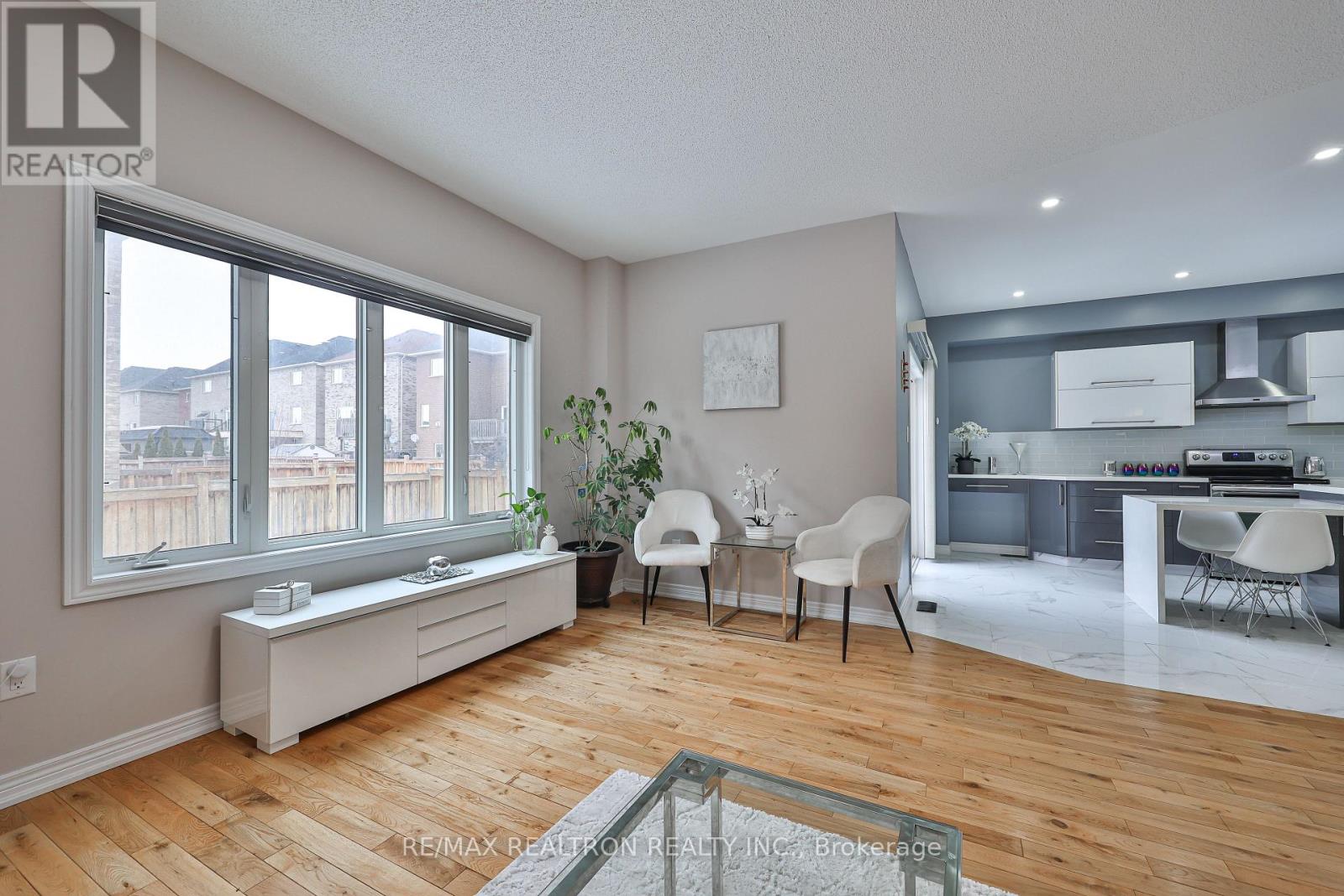 16 Mckenzie Way, Bradford West Gwillimbury, Ontario  L3Z 0K1 - Photo 6 - N12858944