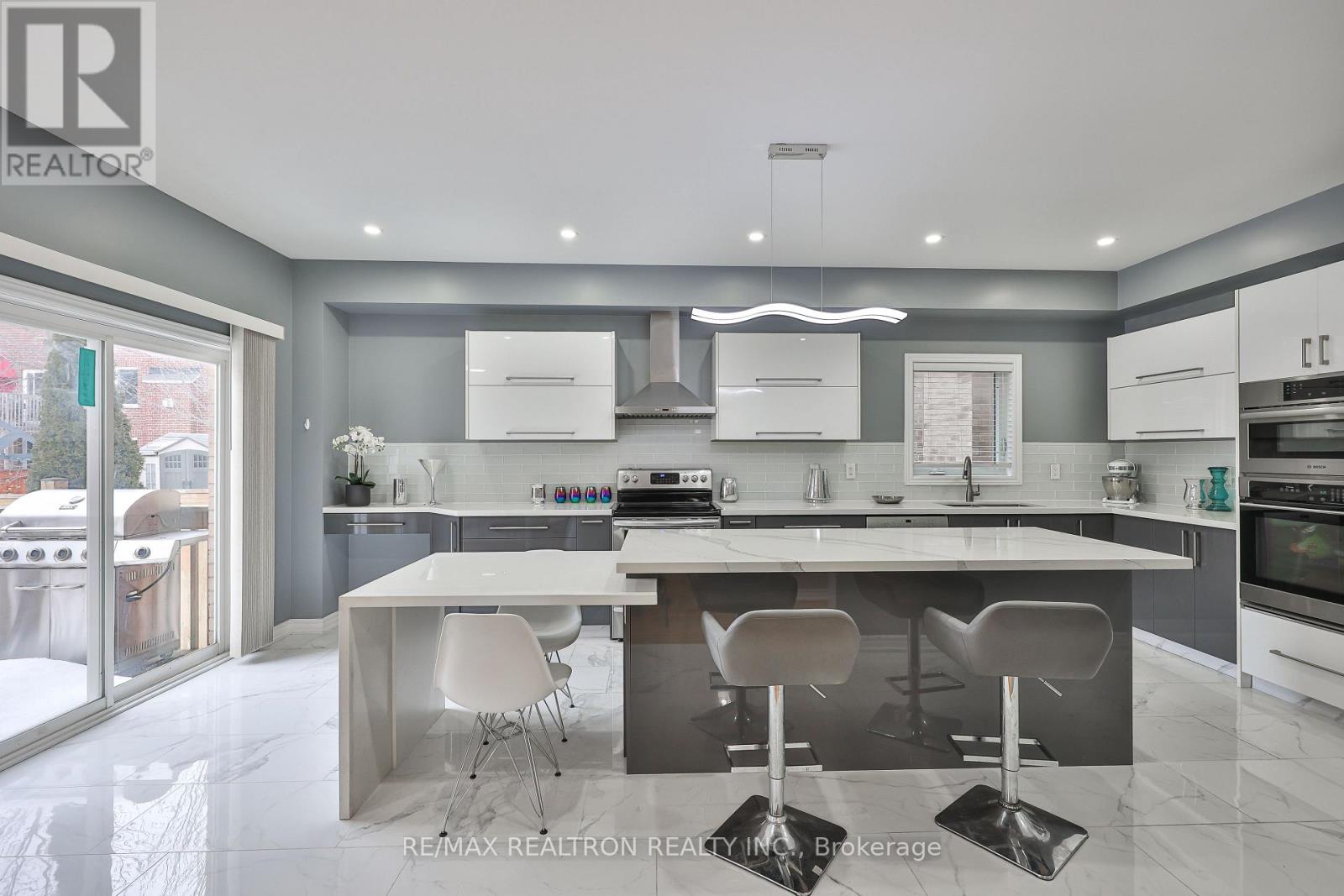 16 Mckenzie Way, Bradford West Gwillimbury, Ontario  L3Z 0K1 - Photo 9 - N12858944