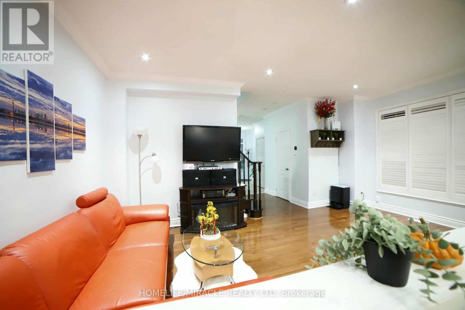 243 Venice Gate Drive, Vaughan, Ontario  L4H 0G1 - Photo 14 - N12858970