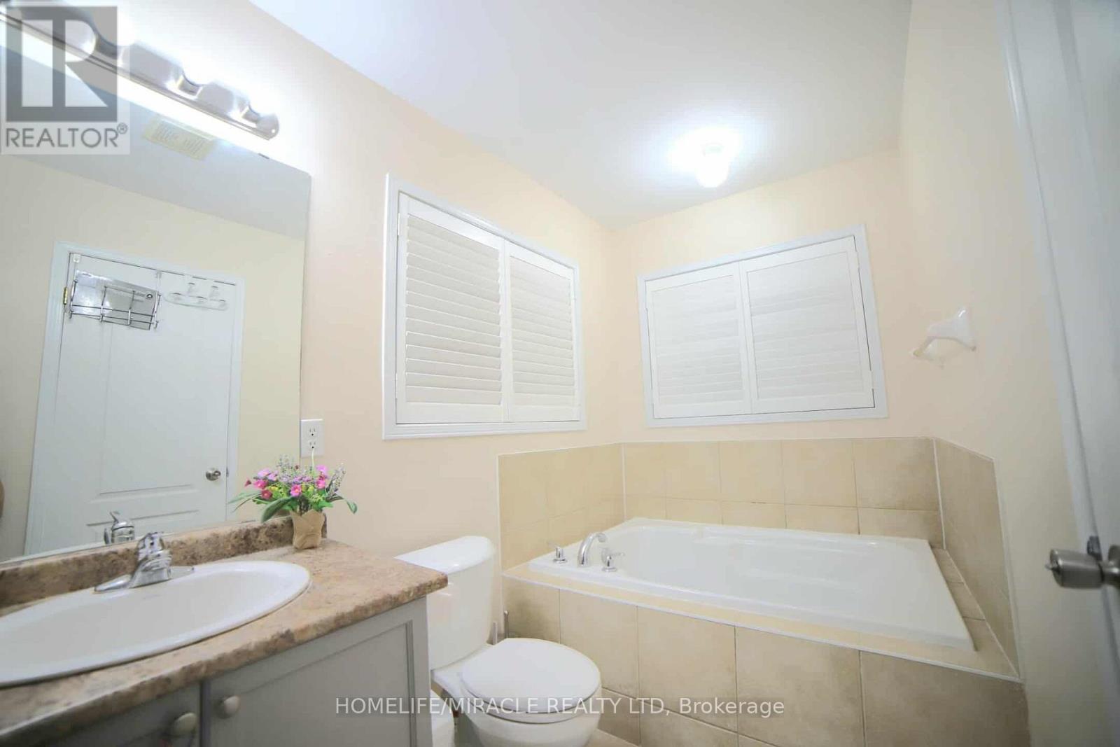 243 Venice Gate Drive, Vaughan, Ontario  L4H 0G1 - Photo 25 - N12858970