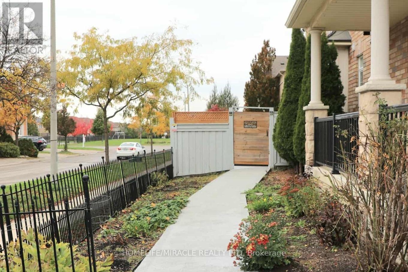 243 Venice Gate Drive, Vaughan, Ontario  L4H 0G1 - Photo 4 - N12858970