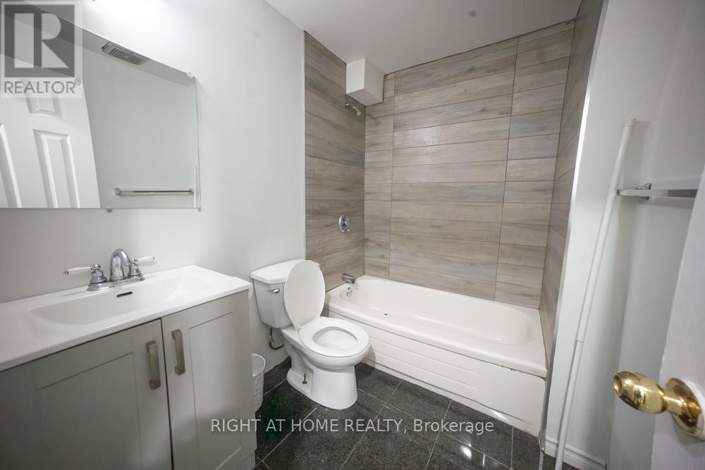 2088 Perran Drive, Mississauga, Ontario  L5K 2R4 - Photo 40 - W12834332