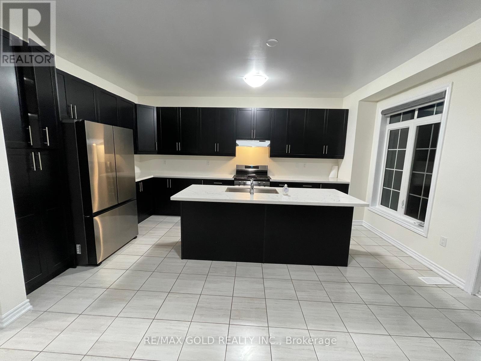 537 Veterans Drive, Brampton, Ontario  L7A 5A6 - Photo 17 - W12859020