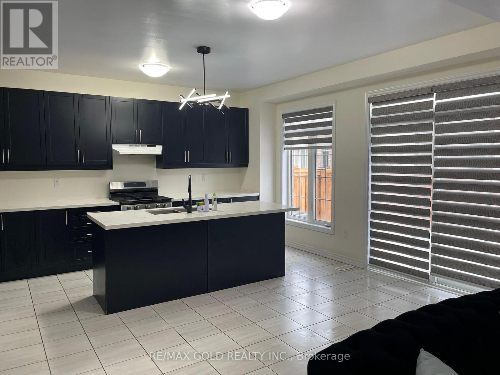 537 Veterans Drive, Brampton, Ontario  L7A 5A6 - Photo 29 - W12859020