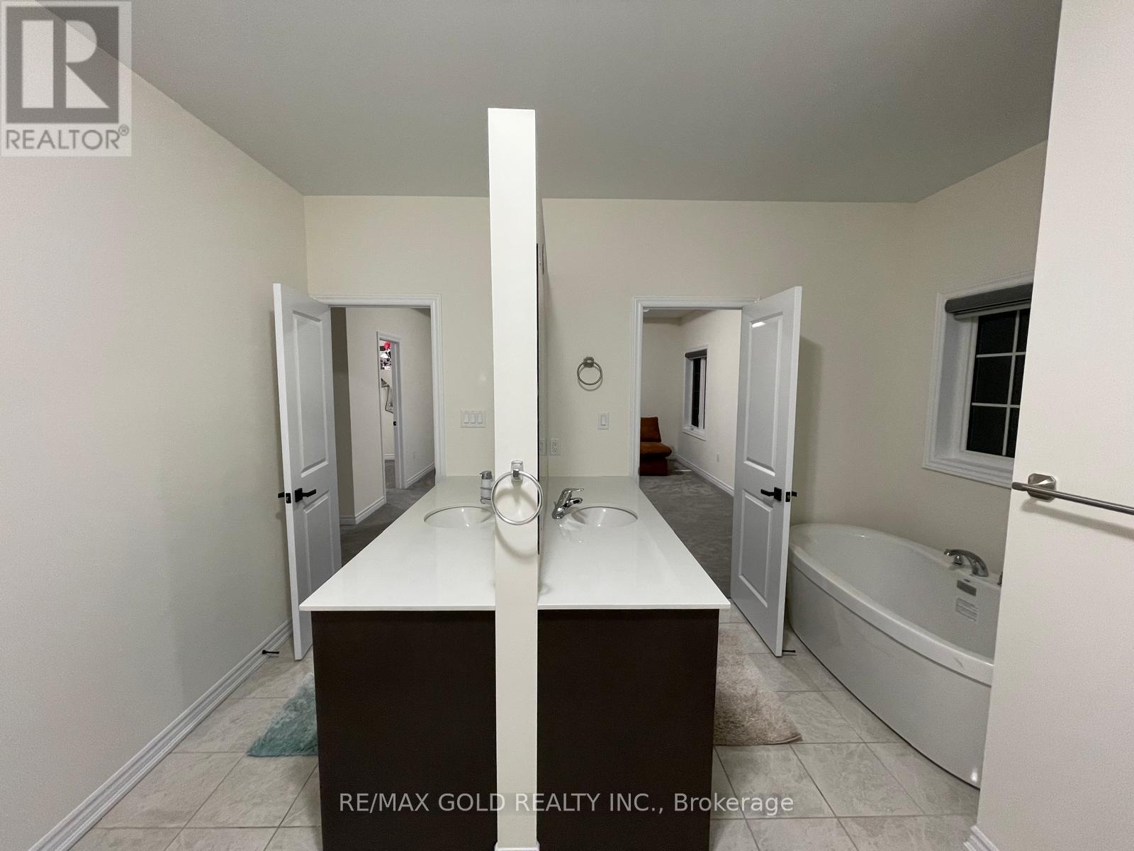 537 Veterans Drive, Brampton, Ontario  L7A 5A6 - Photo 30 - W12859020