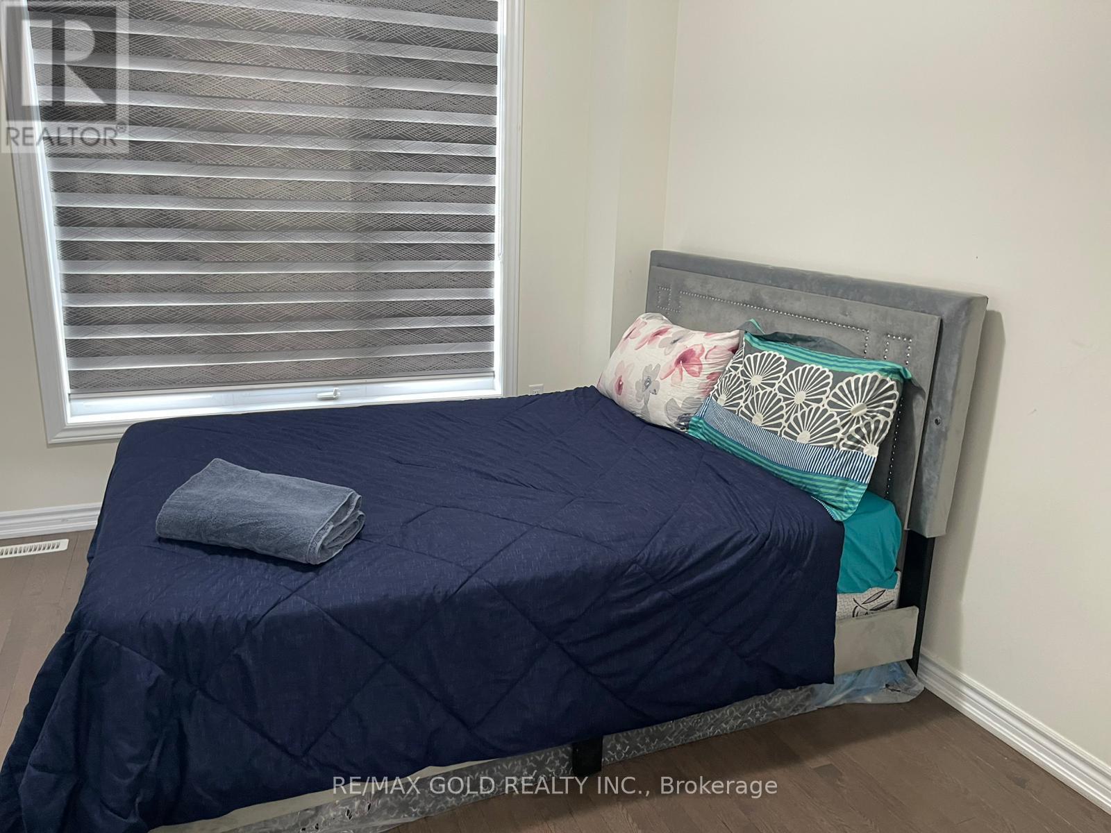 537 Veterans Drive, Brampton, Ontario  L7A 5A6 - Photo 7 - W12859020