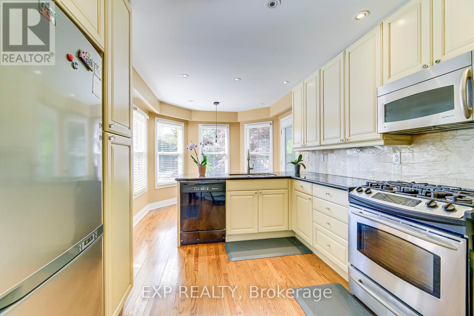 1117 Berkshire Court, Oakville, Ontario  L6M 2L7 - Photo 12 - W12859032