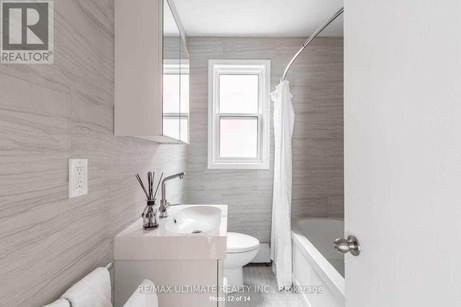 Apt 6 - 230 South Kingsway, Toronto, Ontario  M6S 3T9 - Photo 3 - W12840742