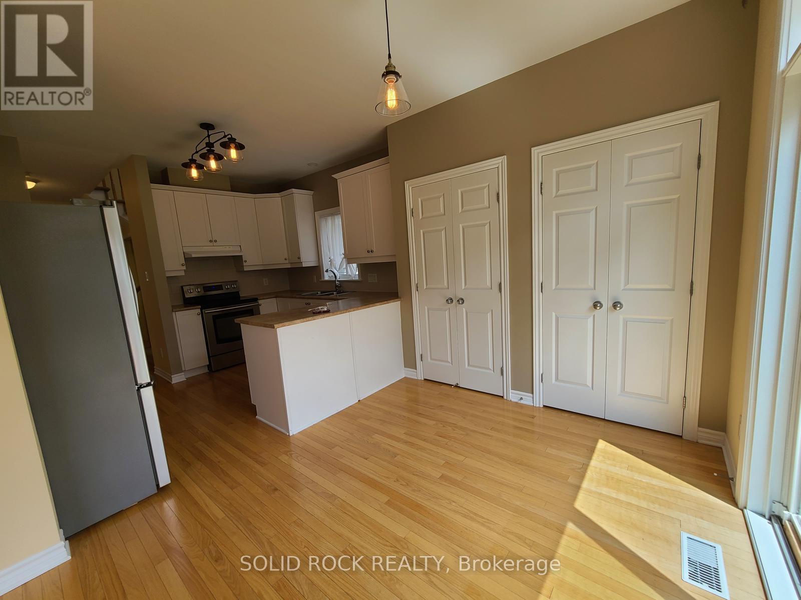 138 Hillman Marsh Way, Ottawa, Ontario  K1T 0A8 - Photo 3 - X12859114