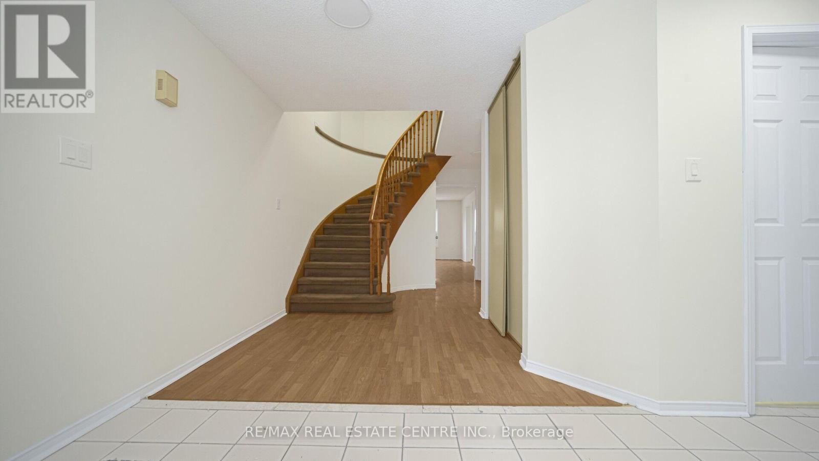 53 Thorntree Crescent, Brampton, Ontario  L6Y 3Y1 - Photo 4 - W12793360