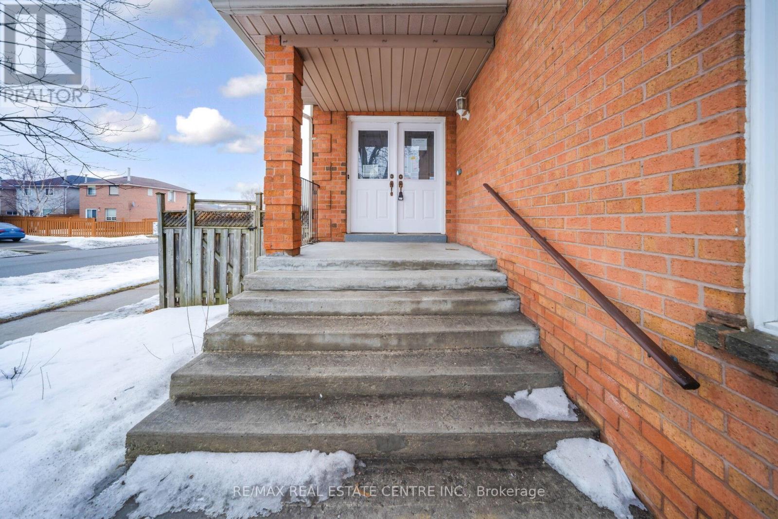 53 Thorntree Crescent, Brampton, Ontario  L6Y 3Y1 - Photo 3 - W12793360