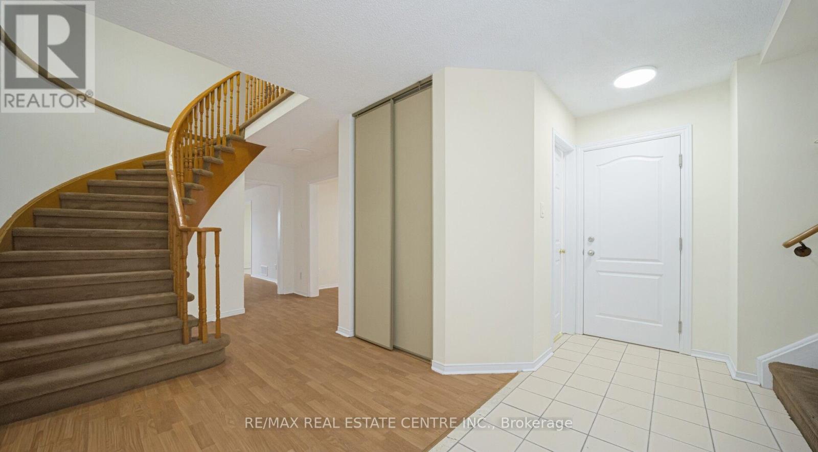 53 Thorntree Crescent, Brampton, Ontario  L6Y 3Y1 - Photo 5 - W12793360