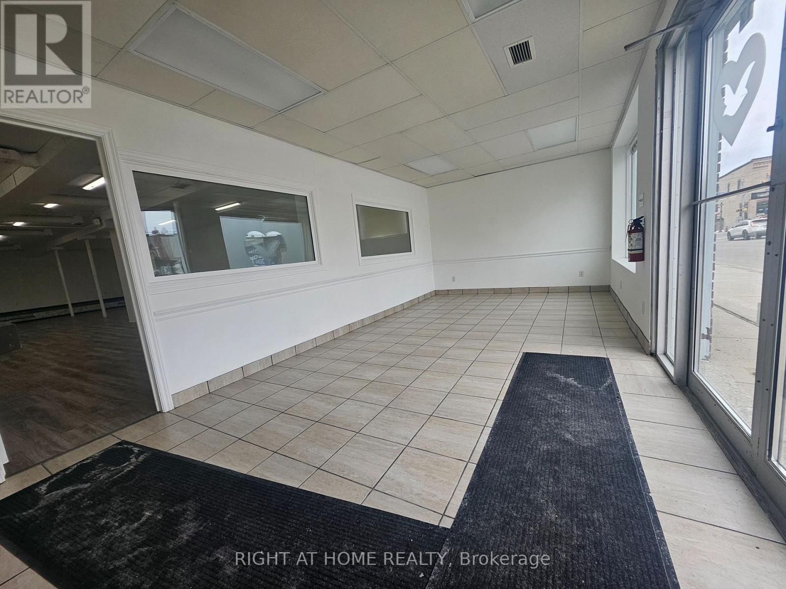 17 Barrie Street, Bradford West Gwillimbury (Bradford), Ontario L3Z 2A1 - Photo 4 - N12859154