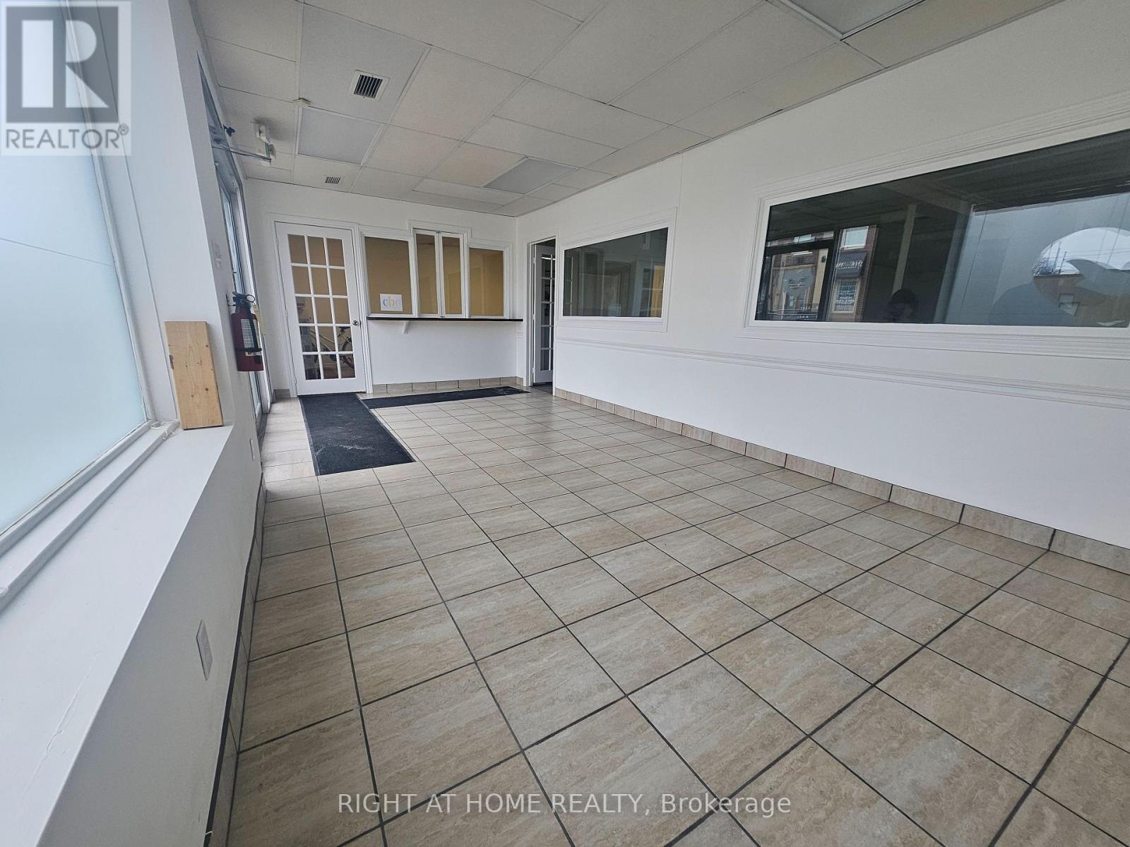 17 Barrie Street, Bradford West Gwillimbury (Bradford), Ontario L3Z 2A1 - Photo 5 - N12859154