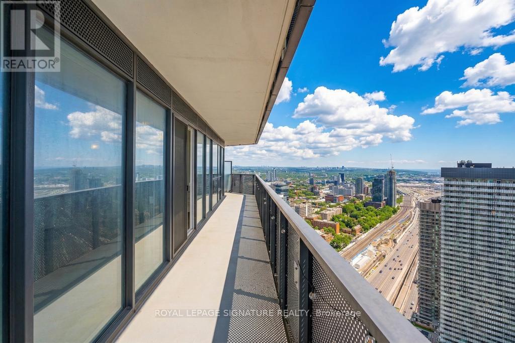 5708 - 55 Cooper Street, Toronto (Waterfront Communities), Ontario  M5G 0G1 - Photo 2 - C12859198