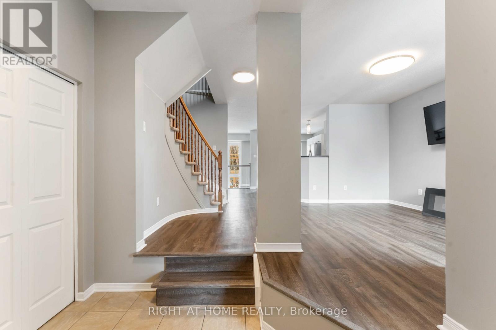 123 Kinross Private, Ottawa, Ontario  K2K 3P9 - Photo 4 - X12859242