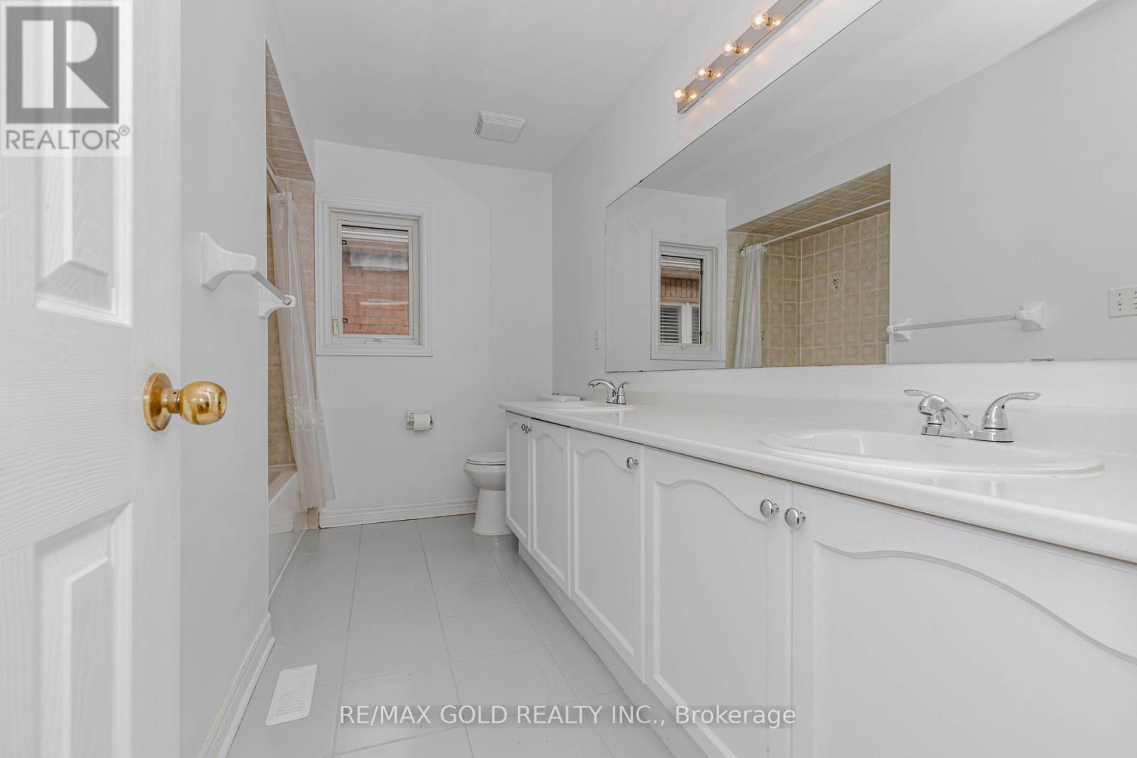 64 Mossgrove Crescent, Brampton, Ontario  L7A 3E6 - Photo 32 - W12856634