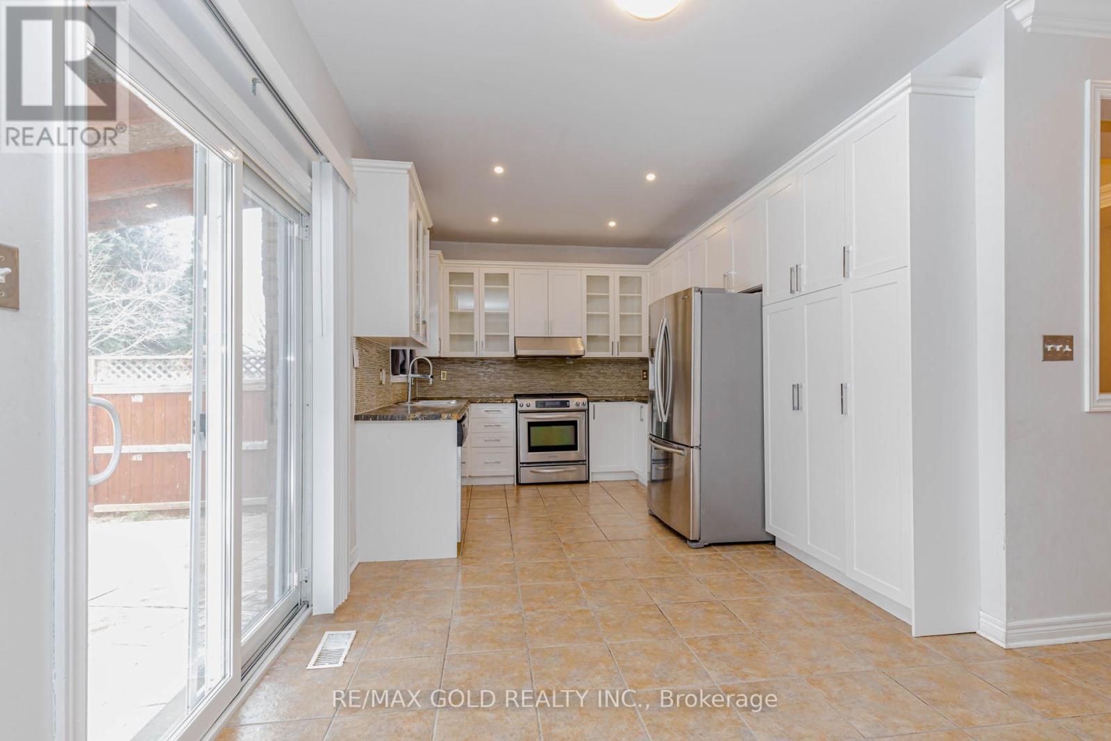 64 Mossgrove Crescent, Brampton, Ontario  L7A 3E6 - Photo 11 - W12856634