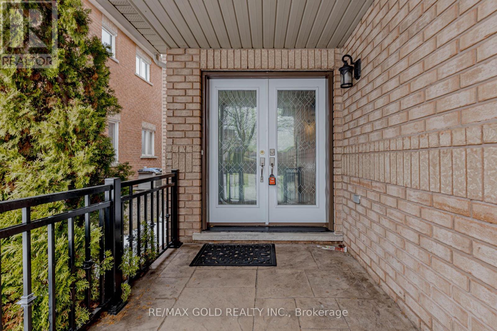 64 Mossgrove Crescent, Brampton, Ontario  L7A 3E6 - Photo 3 - W12856634