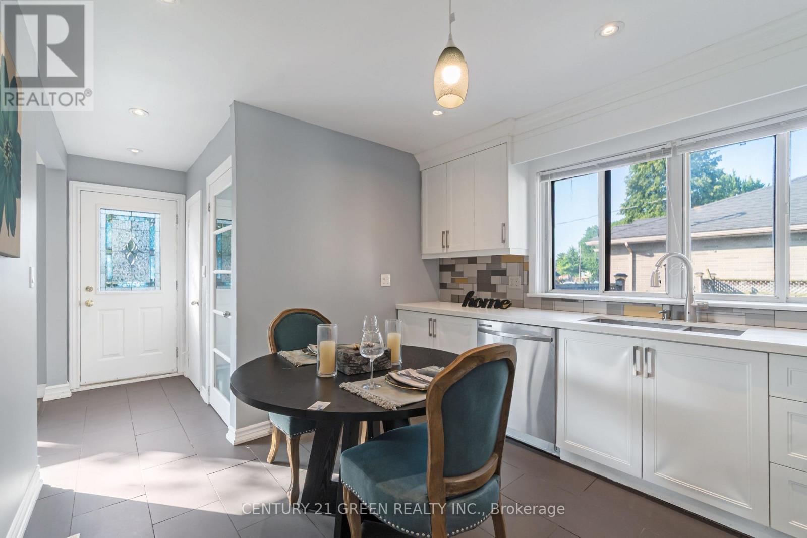 1303 Bunnell Drive, Burlington (Mountainside), Ontario  L7P 2E2 - Photo 9 - W12785134