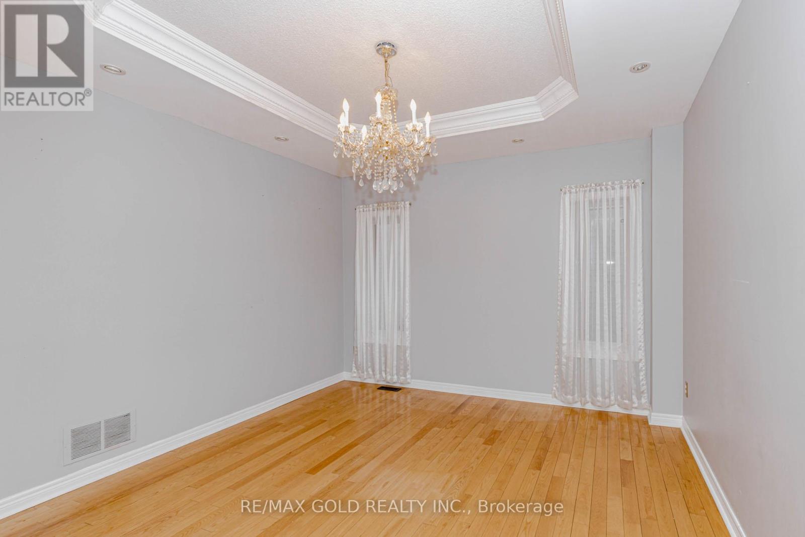 64 Mossgrove Crescent, Brampton, Ontario  L7A 3E6 - Photo 6 - W12856634